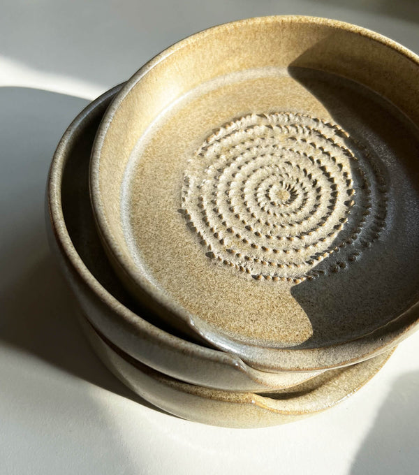 Garlic grater / spoonrest ~ sand